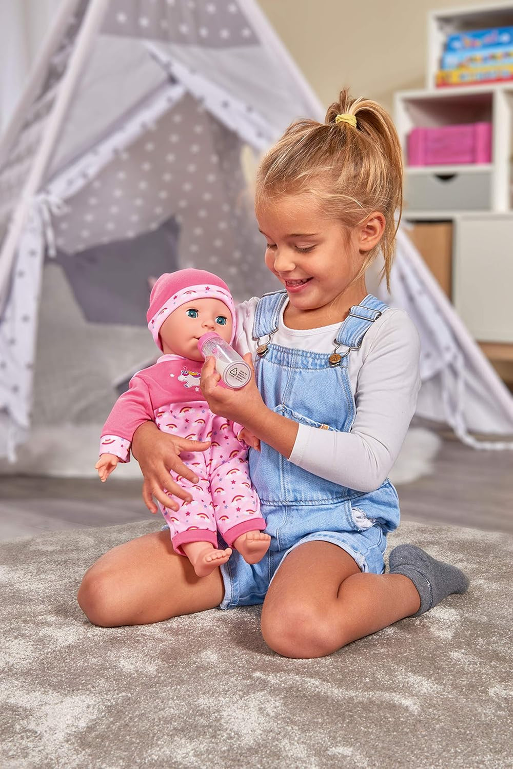 Simba 105140060 - Poupée au corps doux Laura Tickle Baby avec matelas arc-en-ciel, émet 25 sons de bébé, 38 cm, poupée à partir de 2 ans