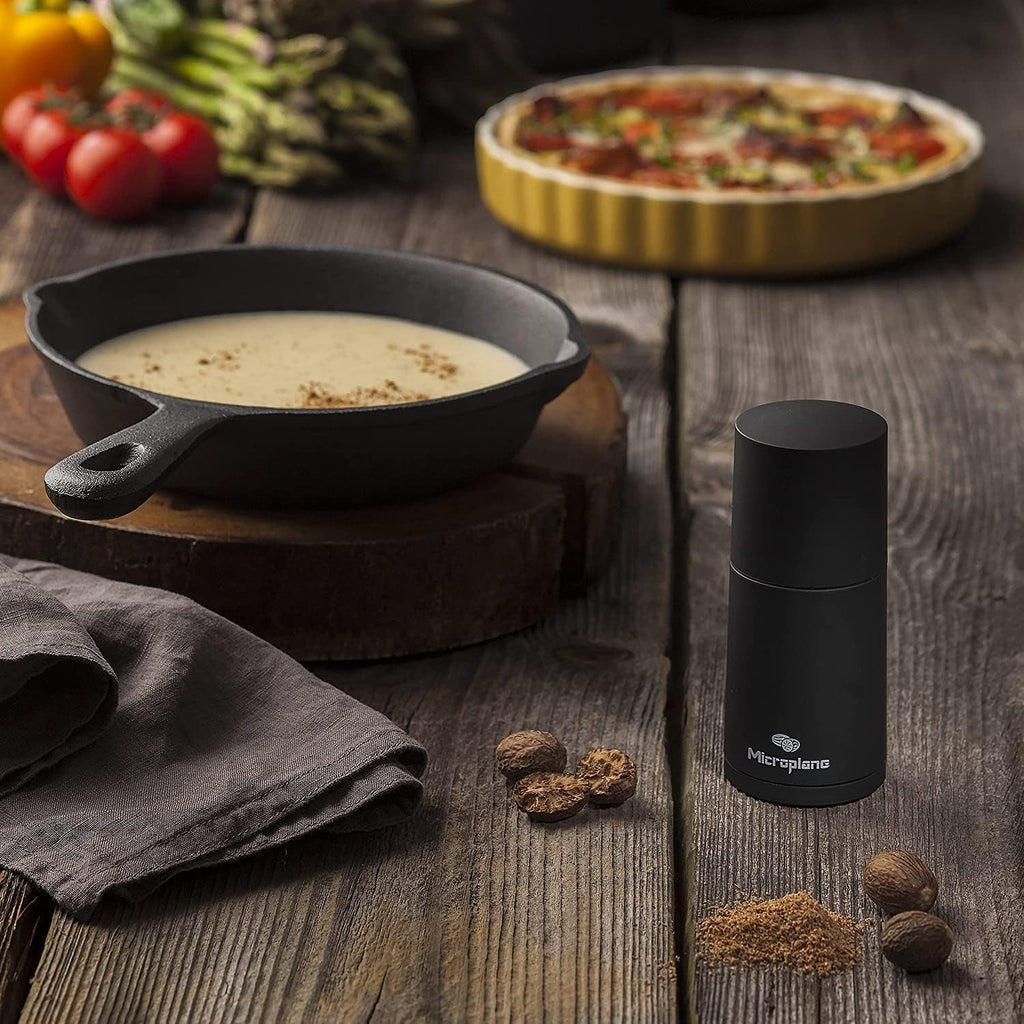 Microplane Spice Grinder negru pentru nucșoară, scorțișoară, boabe Tonka, piper lung și alte condimente uscate Rasnite si Feliatoare Naty Shop