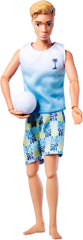 Simba Steffi Love Beach Kevin Doll, Kevin en maillot de bain avec t-shirt et volley-ball, entièrement articulée, 30 cm, à partir de 3 ans