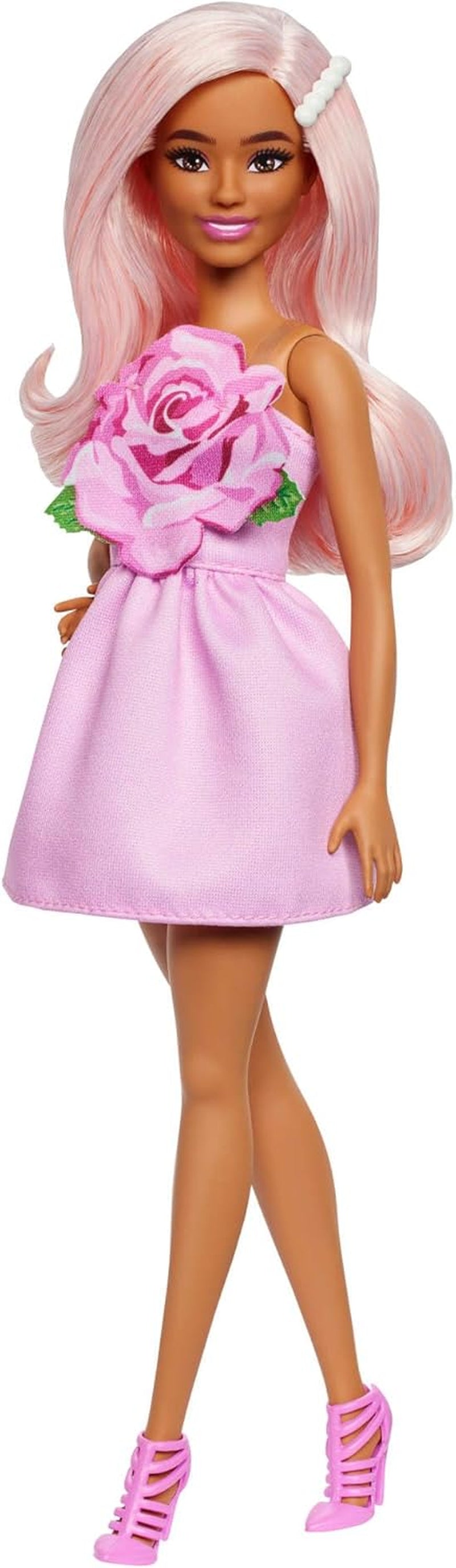 Barbie Fashionistas-Puppe Nr. 239 mit schwarzem Haar und glitzerndem Fransenkleid in Silber mit Western-Accessoires wie Cowboyhut und Stiefeln, HYT95