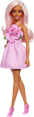 Păpușa Barbie Fashionistas nr. 238 cu păr roz pastel, rochie fără bretele cu corsaj roz, agrafă de păr cu perle și pantofi cu toc înalt și barete, HYT94