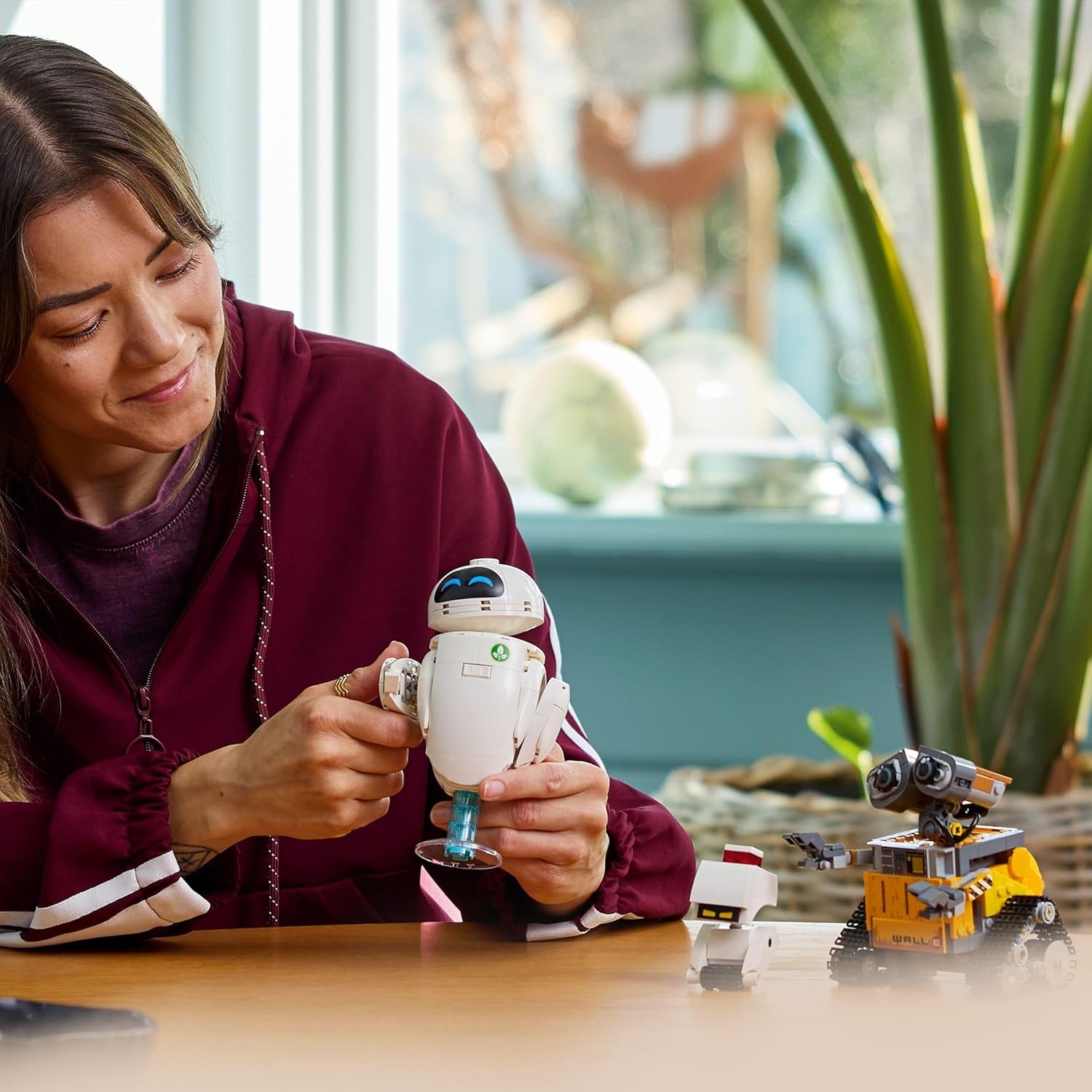 LEGO ǀ Disney et Pixar WALL-E et EVE - Modellbau für Erwachsene - aus Steinen gebaute Roboter mit M-O & Hal Figuren - DIY Deko - Sammlerstück & Geschenk for Fans - 43279