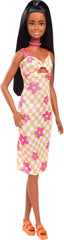 Poupée Barbie Fashionistas no. 233 aux cheveux noirs, robe midi à carreaux orange à fleurs roses, collier et sandales, HYT91