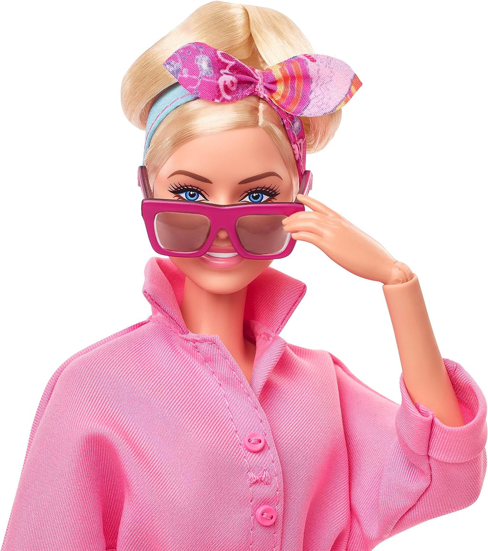 BARBIE LE FILM Margot Robbie - Poupée avec combinaison Kaugummi-Rosa, Messy Updo, Sonnenbrille, Kopftuch, Wedge-Sneakers, Sammlerverpackung, pour enfants à partir de 3 ans, HRF29