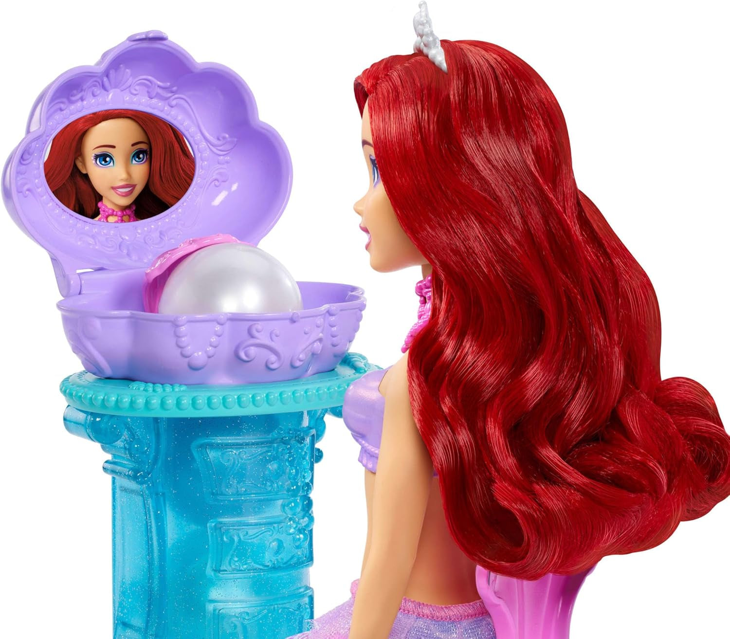 Mattel Disney Princess Toys, poupée mannequin sirène Ariel avec nageoire arrière amovible, coiffeuse avec 5 surprises pop-up répétables et 5 accessoires, JBF86