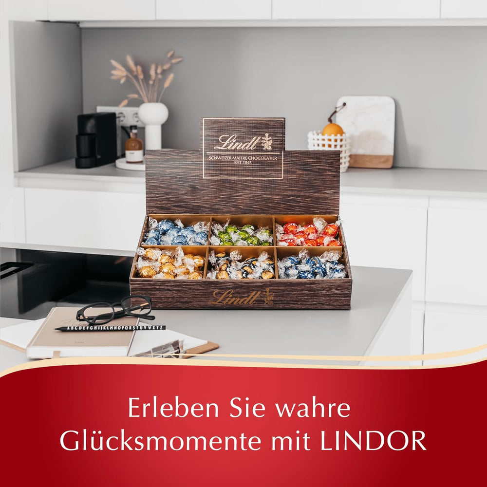 Lindt Chocolat LINDOR, Présentoir de comptoir | 1718 g | Env. 138 truffes dans les variétés Lait, Noire 70%, Demi-brune, Stracciatella, Blanche, Pistache | Coffret cadeau chocolat | Chocolat cadeau | Paquet en vrac