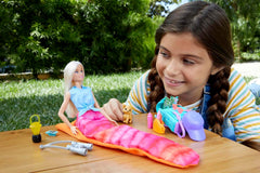 Barbie Camping Serie, 1x Puppe mit blonden Haaren, Wanderrucksack, Outdoor-Ausrüstung, Fernglas, Landkarte, Welpe, Zubehör, Geschenk für Kinder, Spielzeug ab 3 Jahre,HDF73