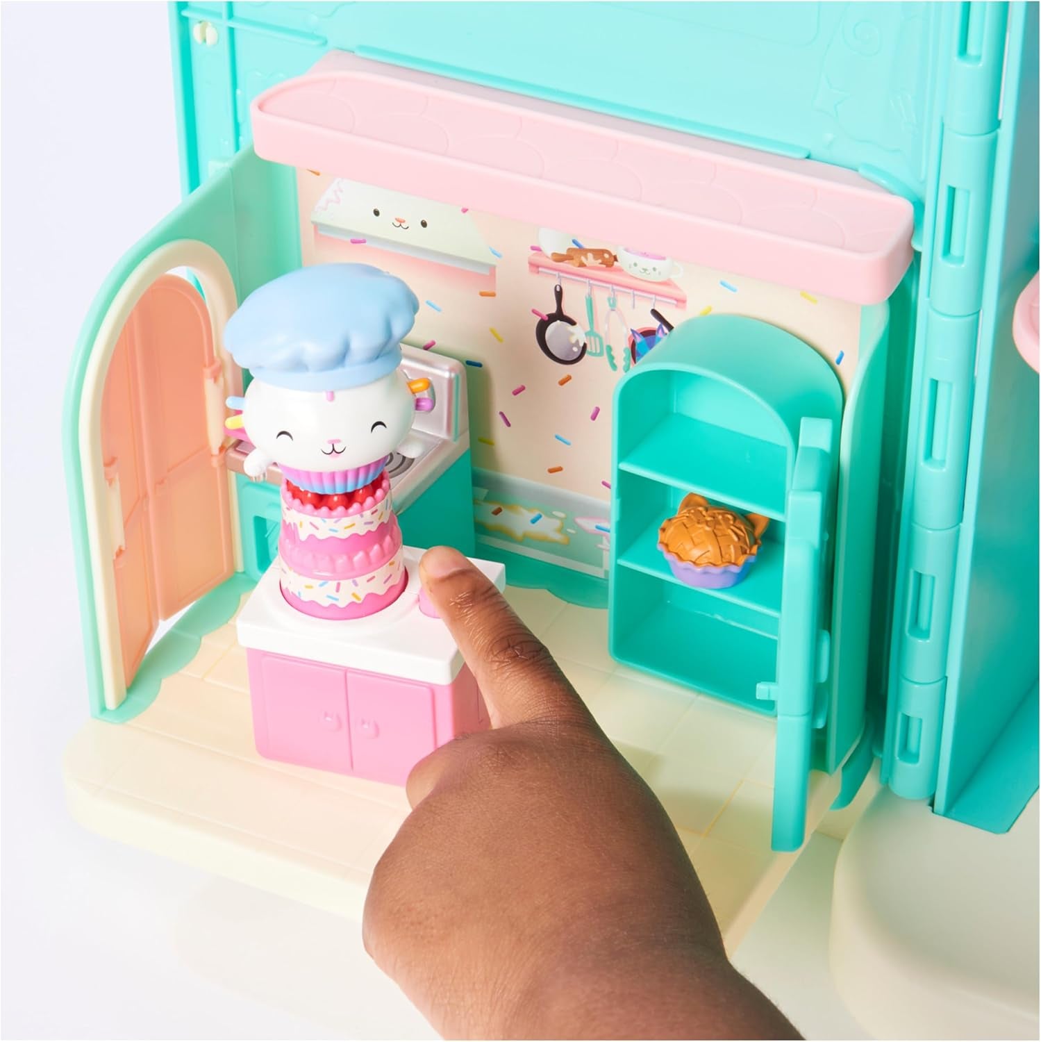 MAISON DE POUPÉES GABBY'S DREAMWORKS - Chambre Deluxe, Confiserie Cakey, Cuisine Kuchi (roumain : Cakey), 3 meubles et 2 boîtes surprises avec accessoires, adaptés aux enfants âgés de 3 ans et plus