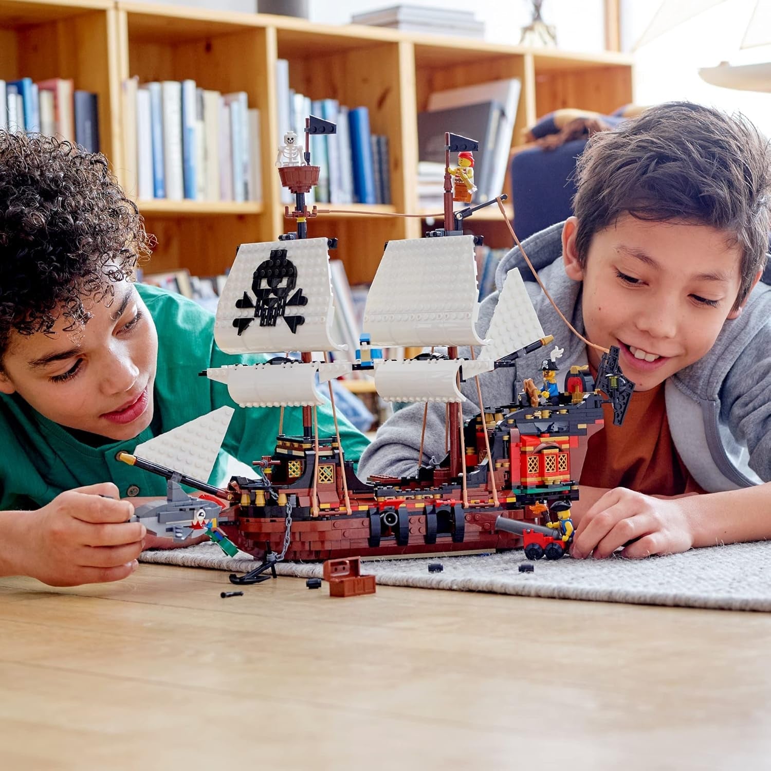 LEGO Creator Ensemble bateau pirate 3 en 1, jouet avec 3 options de construction, construisez une taverne de pirates ou une île de pirates en forme de crâne, comprend 3 figurines d'aventure de jeu de rôle 31109 Ensembles de construction Besuche den LEGO-Store