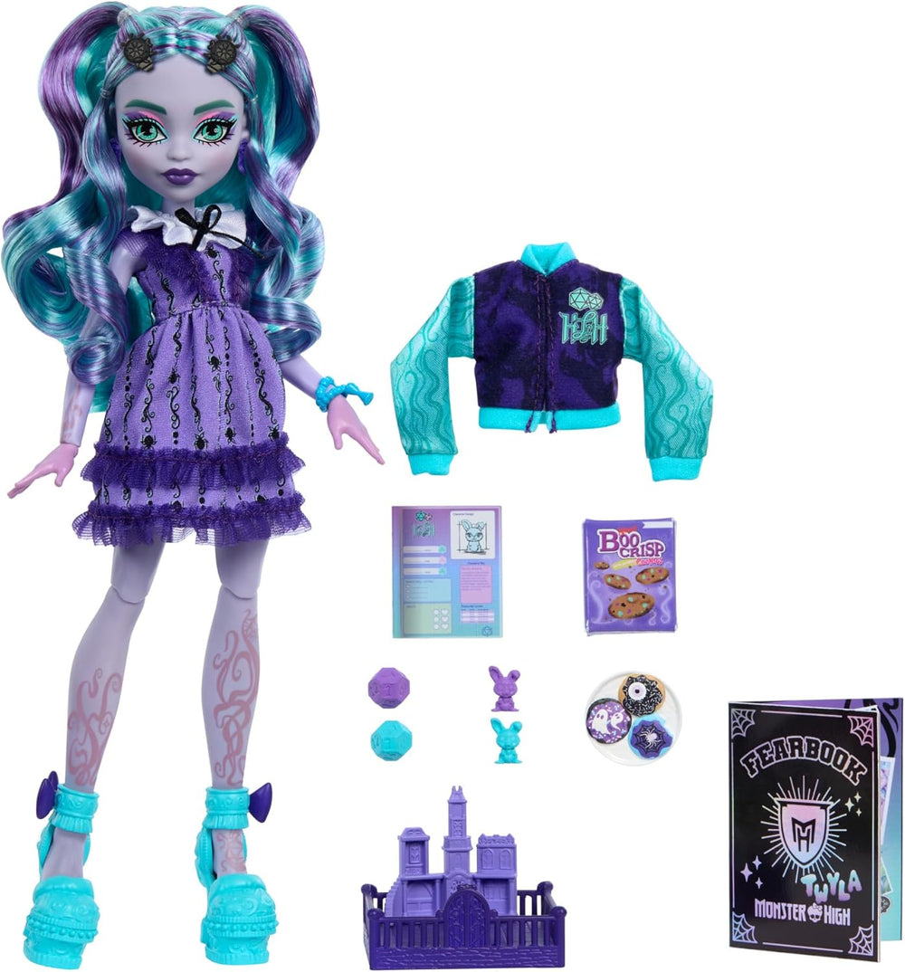 Monster High Fearbook Twyla Doll and Film Club Ensemble d'accessoires sur le thème, veste universitaire, album de remise de diplôme, jeu de société et biscuits, HXW31