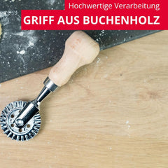 Roulette à pâtisserie/coupe-ravioli Westmark Sofia – Roulette à pâtisserie pratique pour couper les pâtes et la pâte maison, roulette ø 39 mm – Zinc, bois de hêtre