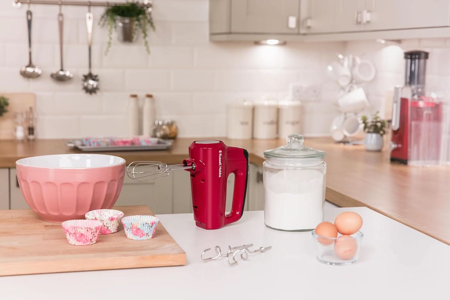 Russell Hobbs Mélangeur à main [Handrührgerät] Desire Rot (5 Geschwindigkeitsstufen+Turbofunktion, 2 Spülmaschinengeeignete Rührbesen & Knethaken, Auswurftaste, Aufrechte Parkposition) Handrührer 24670-56 Kitchen Naty Shop