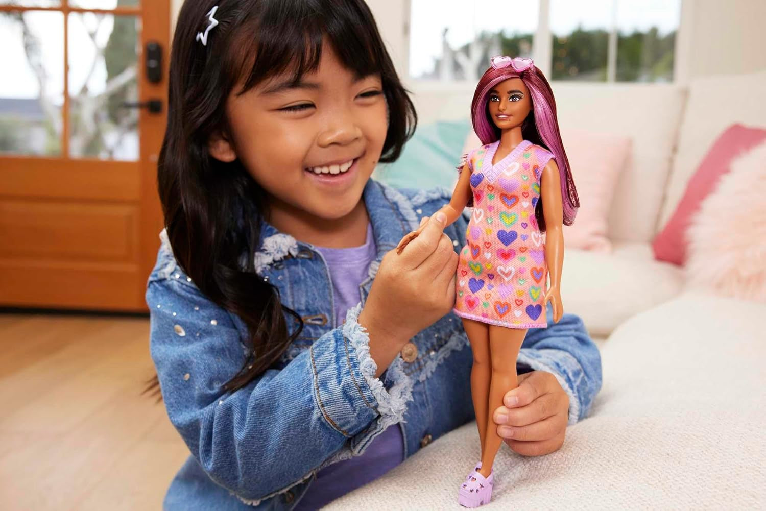 Barbie Fashionistas # 207 - Poupée avec pull-over, couleur rose, vêtements pour hommes, lunettes, plateau, chaussures, pour enfants à partir de 3 ans, HJT04