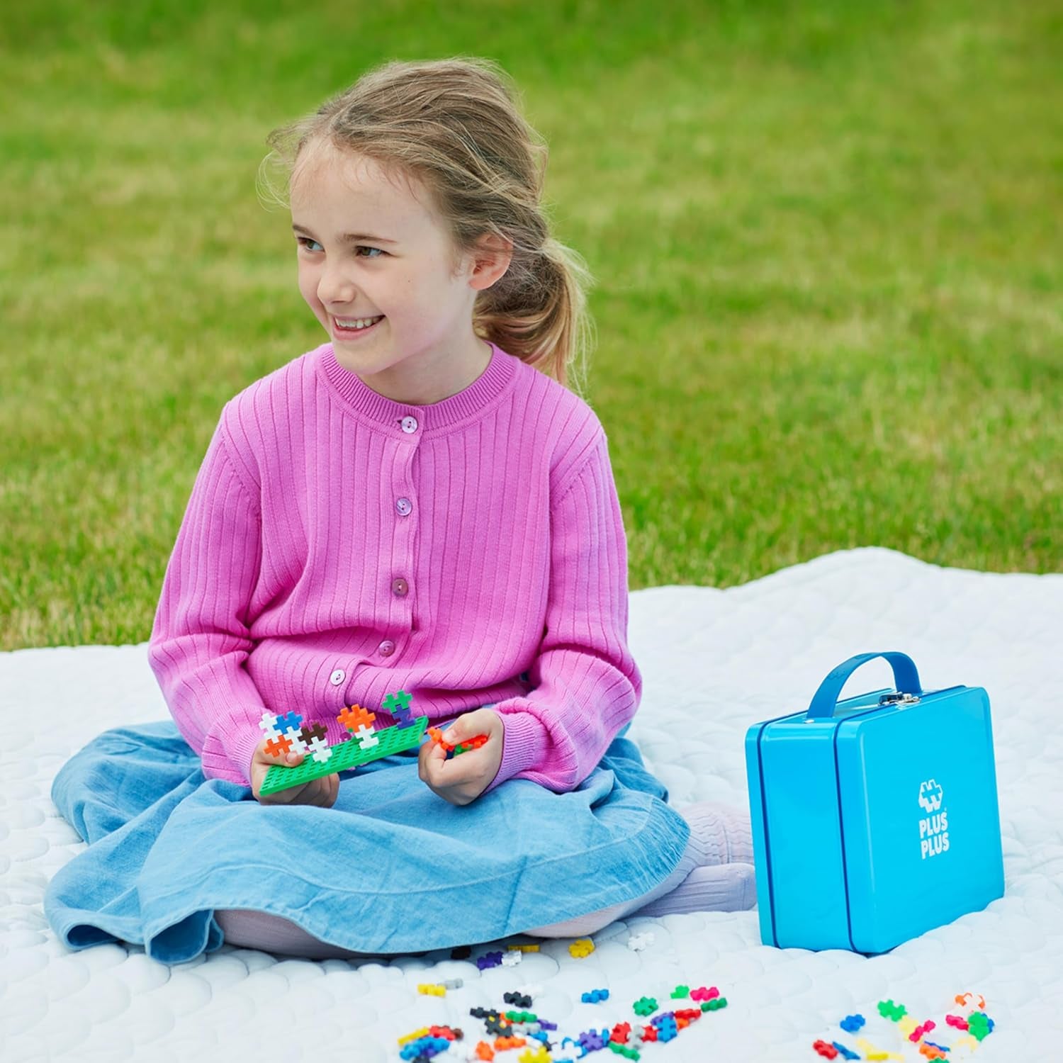 Plus-Plus 9607002 Geniales Konstruktionsspielzeug, Basic, Bausteine-Set dans une boîte métallique pratique avec Henkel, 600 pièces, cartonné