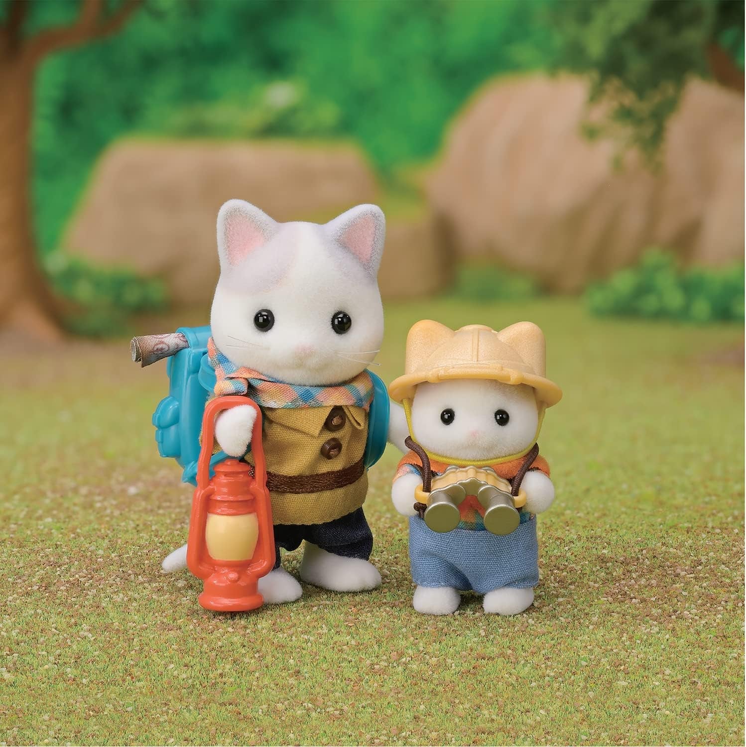 Sylvanian Families - 5763 Abenteuer Entdecker Set mit Zwei Figuren, Milchkatzen Vater und Junge, Tierfigur, detailreiches Spielzeug für Kinder ab 3 Jahren