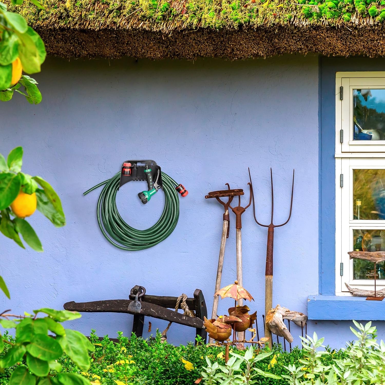 Suport furtun Relaxdays, suport furtun montat pe perete din plastic, dispozitiv de agățare pentru furtun de grădină, înălțime 14 x 24 x 16 cm, negru