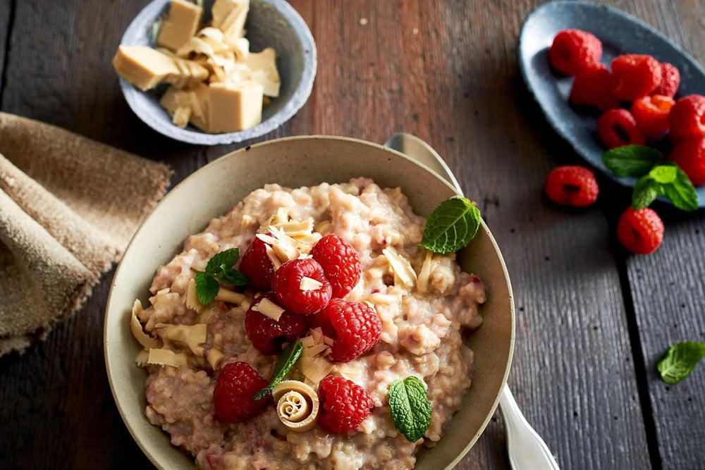 RUF Porridge Raspberry White Choc, Porridge instant cu bucăți de zmeură și ciocolată albă rasă, 65 de grame Cereale Naty Shop