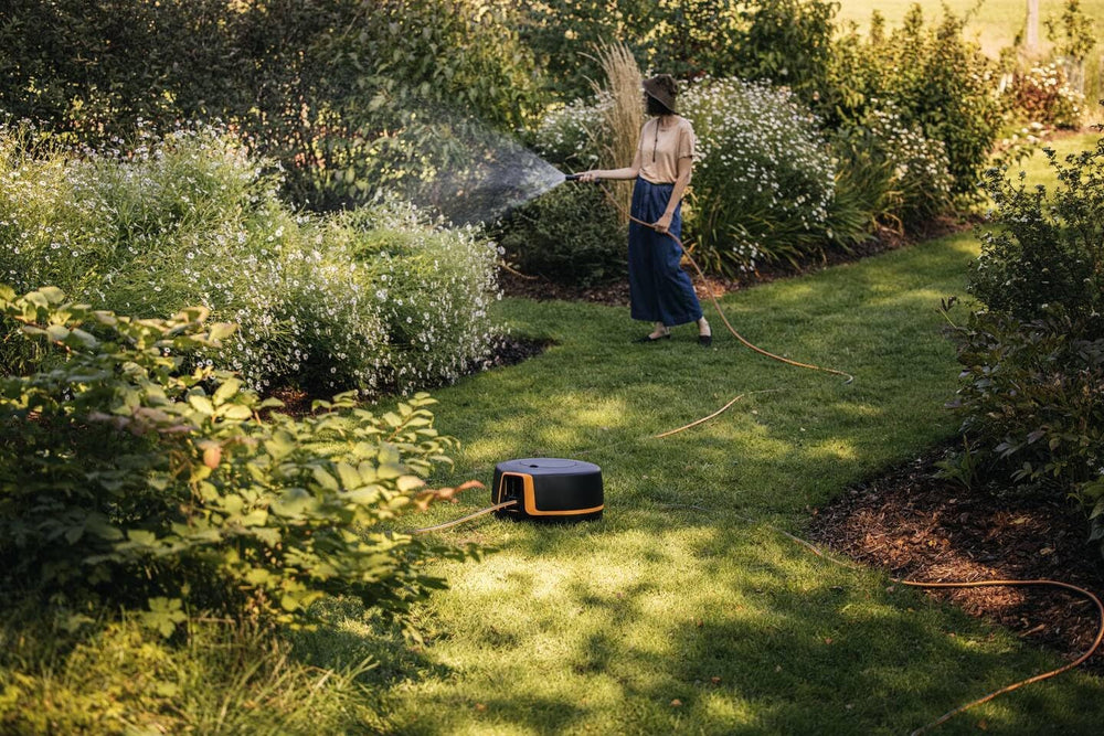 Fiskars Waterwheel XL, Set de udare all-inclusive, Rază totală de acțiune de 25 m, Retragere automată, Furtun de grădină universal (Ø 13 mm), Conector universal pentru robinet, Negru/Portocaliu, Seria X, 1067549