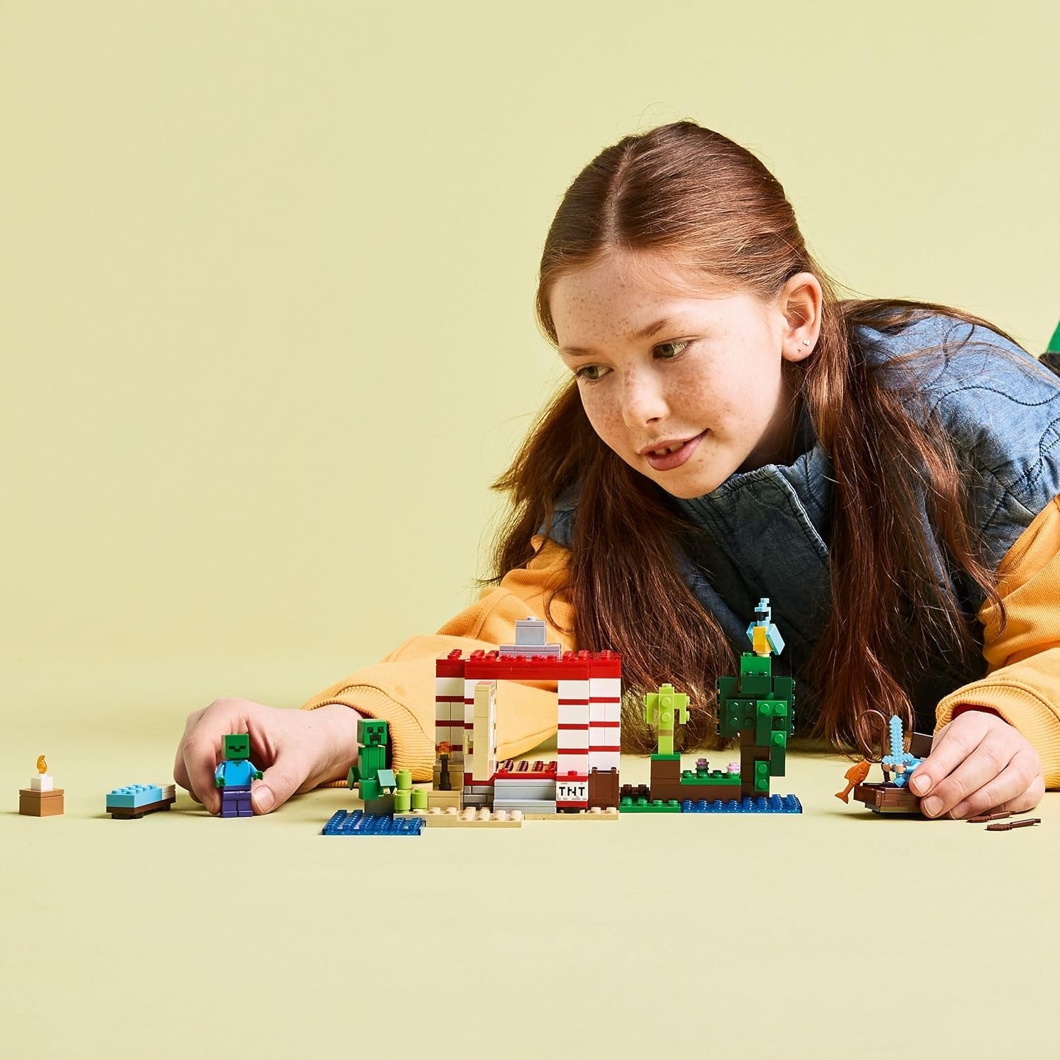 LEGO Minecraft Das TNT-Dschungelhaus - Gamer Spielzeug für Kinder - Interaktives Spielset mit Boot, Steve-, Creeper- und Zombie Minifiguren - Gaming Geschenk für Mädchen & Jungen ab 8 Jahren - 21275
