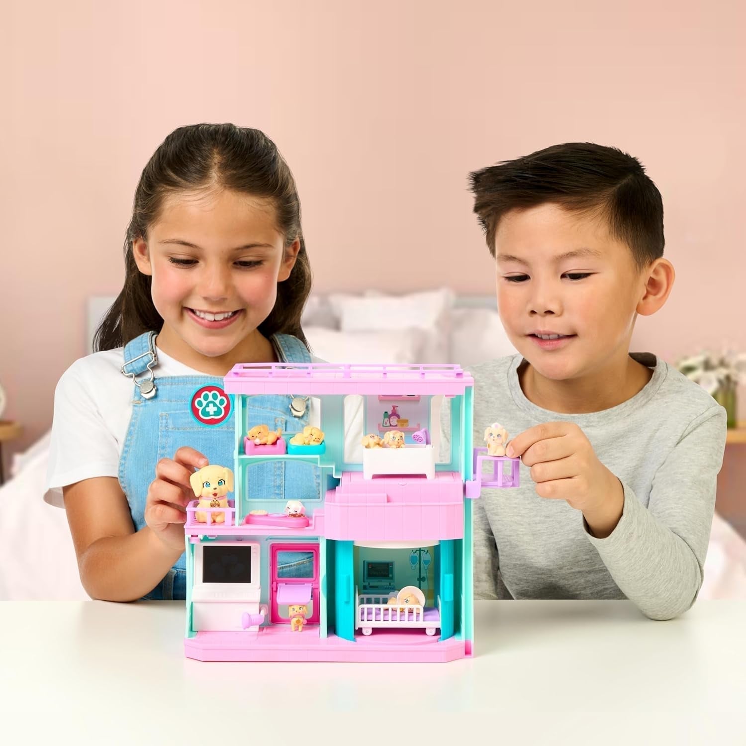 Little Live Pets Mama Surprise Families Baby Clinic Playset, 3 cățeluși Retriever incluși, Magic, Playset cu două fețe (27,8 cm lățime, 23,8 cm înălțime). Hrănire, îmbăiere și joacă, cadou pentru copii Action figures Naty Shop