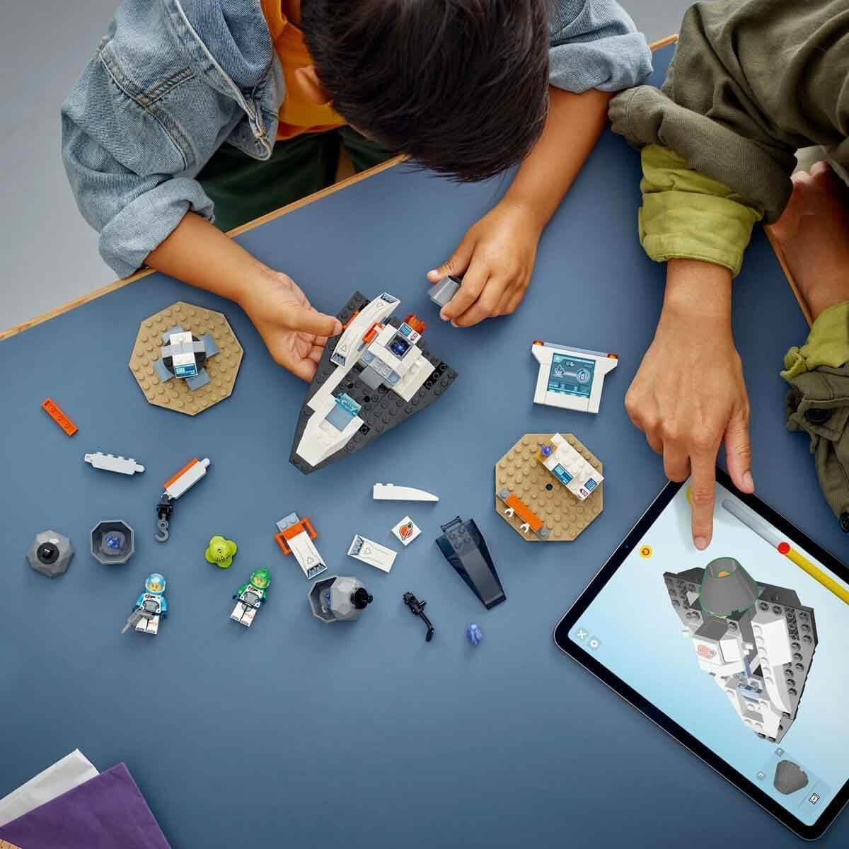 LEGO City Space Asteroid Recovery, jucărie spațială cu navă spațială, stație spațială, 2 minifigurine și o figurină extraterestră, cadou pentru copii, băieți și fete de la 4 ani 60429 Seturi de constructie Besuche den LEGO-Store