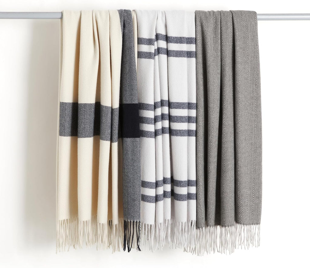 Amazon Basics Throw Blanket, ușor, poliester reciclat, cameră Decor Cosy Blanket, 127 X 152 Cm, alb fildeș cu model albastru Check Paturi si Cuverturi Besuche den Amazon Basics-Store