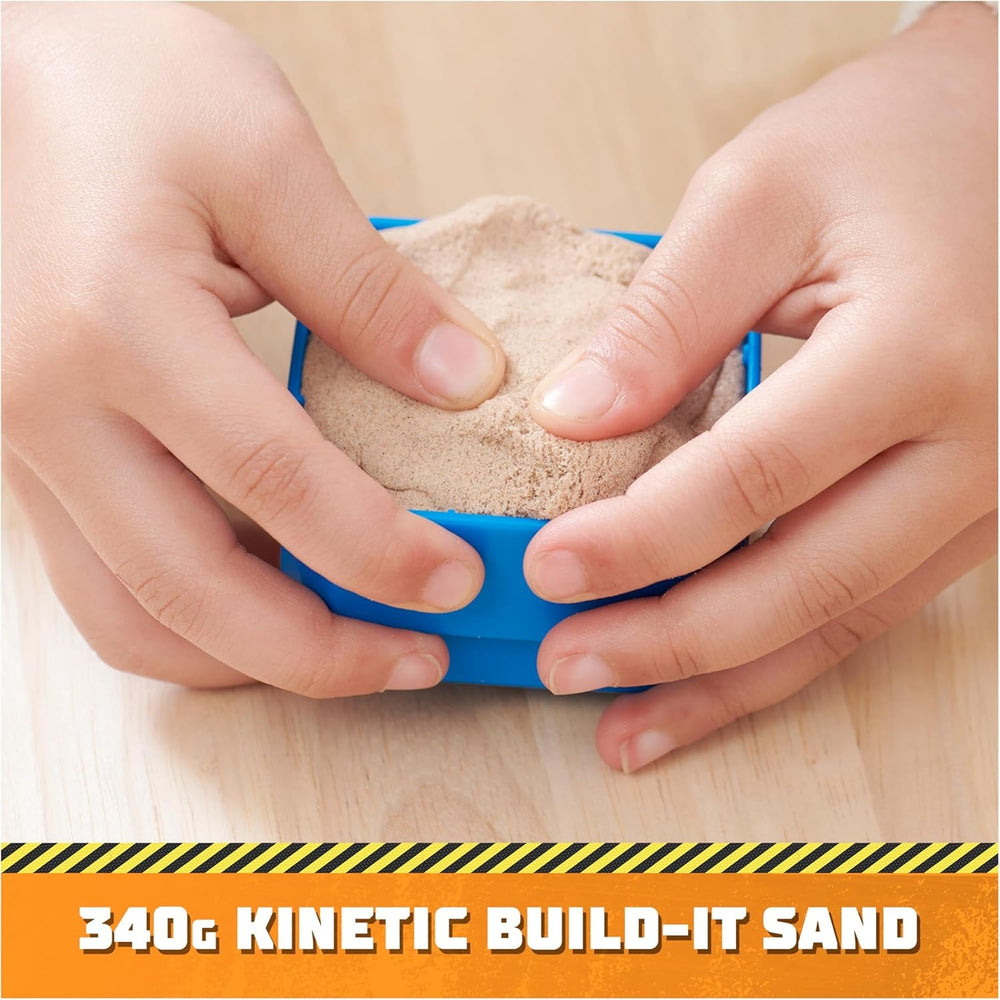 Rubble & Crew - Kran-Spielset Baupfoten Hof 68 cm, mit Rubble-Figur, Planierraupen-Fahrzeug und 340 g Build-it Kinetic Sand, Licht und Sound, ab 3 Jahren