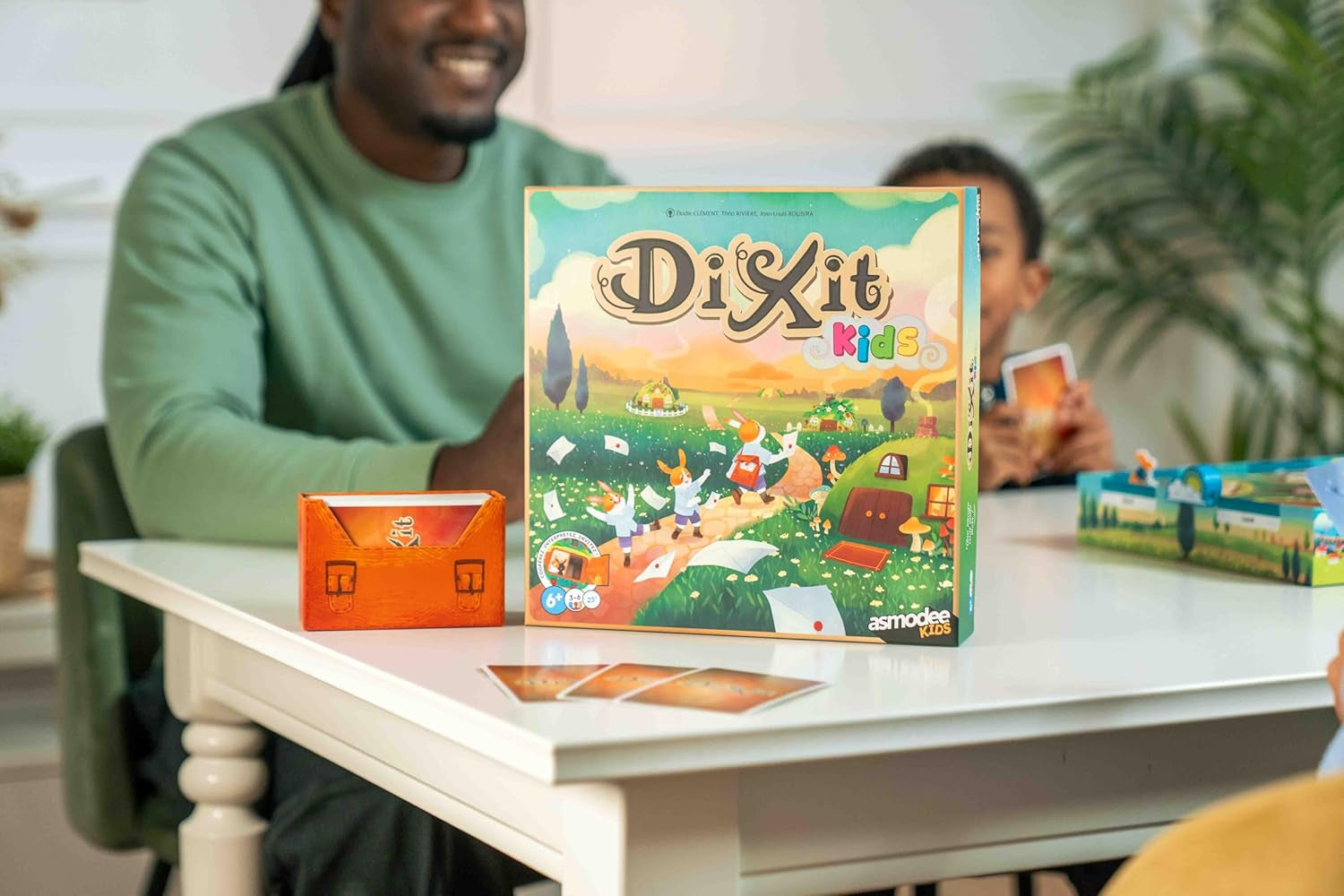 Asmodee Kids - Dixit Kids, jeu de société d'imagination et de fantaisie pour les enfants et toute la famille, cartes à jouer illustrées, 3 à 6 joueurs, à partir de 6 ans, 25 min, édition italienne