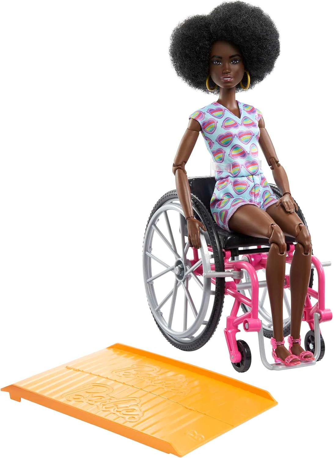 Barbie Fashionistas – combinaison colorée avec cheveux noirs, rampe pour fauteuil roulant, poupée incluse, cadeau pour enfants, jouet à partir de 3 ans, HJT14