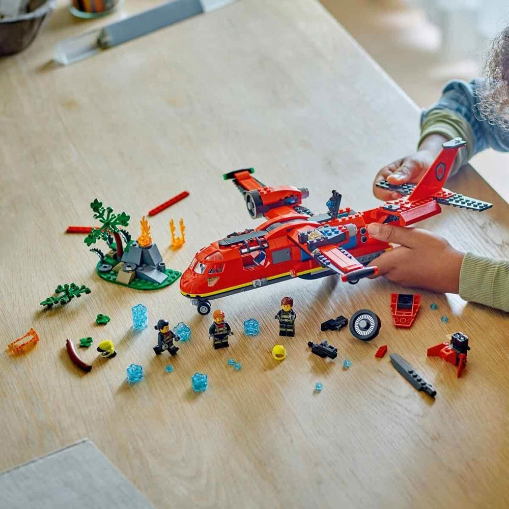 Avion de lutte contre les incendies LEGO City, ensemble de pompiers pour enfants, jeu de construction avec 3 figurines de pompiers et décoration de feu, excellente idée de cadeau pour les garçons et les filles à partir de 6 ans 60413 Jeux de construction Besuche den LEGO-Store