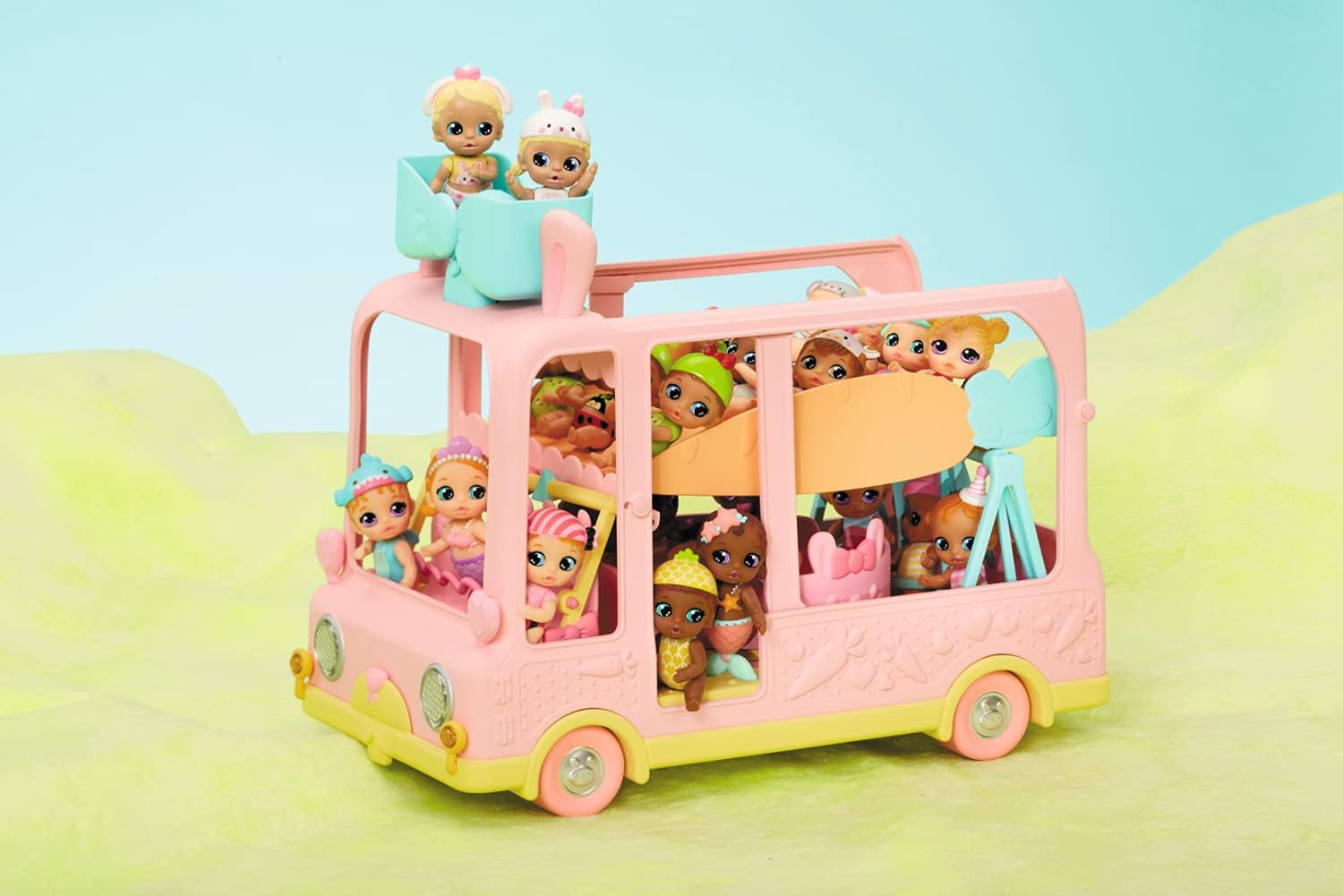 BABY born 904763 Autobuz Surpriză Bebeluși - autobuz de jucărie roz pentru păpuși mini mici, cu 2 păpuși exclusive, cărucior triplu, balansoar, carusel, tobogan și leagăn triplu.