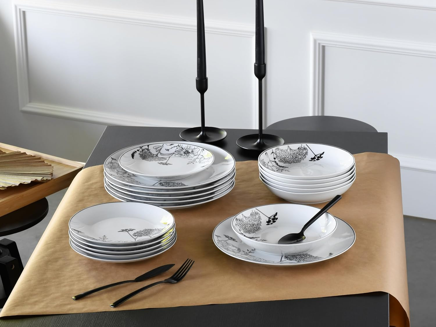 Creatable, 22673, Serie Luna Black Flower, 18-Teiliges Geschirrset Für 6 Personen, Teller Set Aus Porzellan, Spülmaschinen- Und Mikrowellengeeignet, Qualitätsproduktion Seturi vesela masa Naty Shop