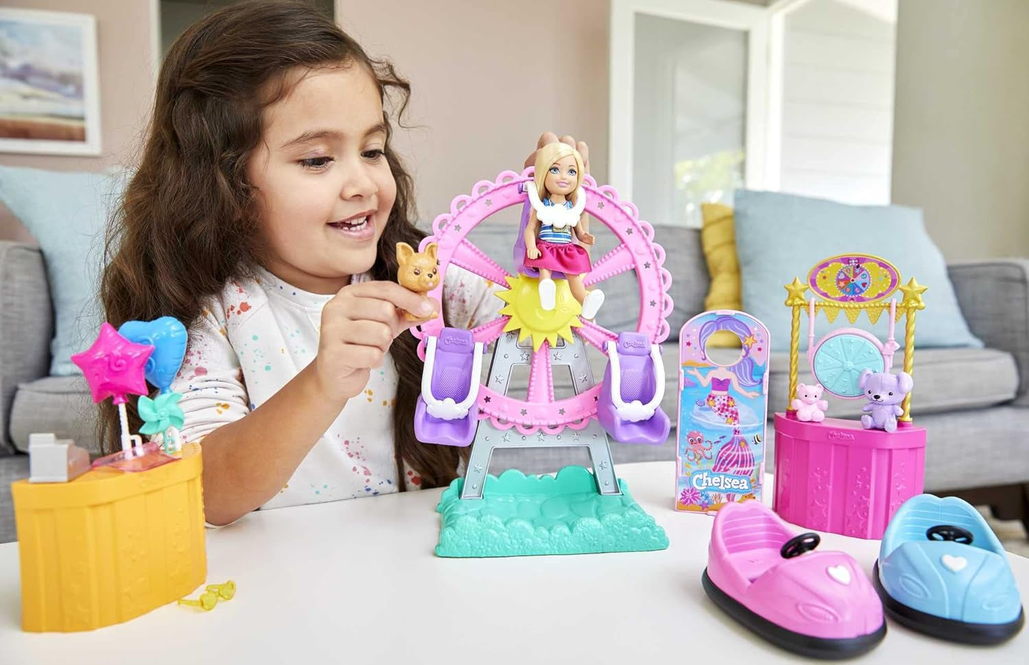 Barbie GHV82 - Chelsea Fairground Playset Cu Păpușă, Aprox. 15 Cm, Blondă, Cu Modă Și Accesorii, Cu Roată Ferris, Mașini Bumper, Pui Și Mai Mult, Jucărie Cadou Pentru Copii De La 3 La 7 Ani Papusi Naty Shop