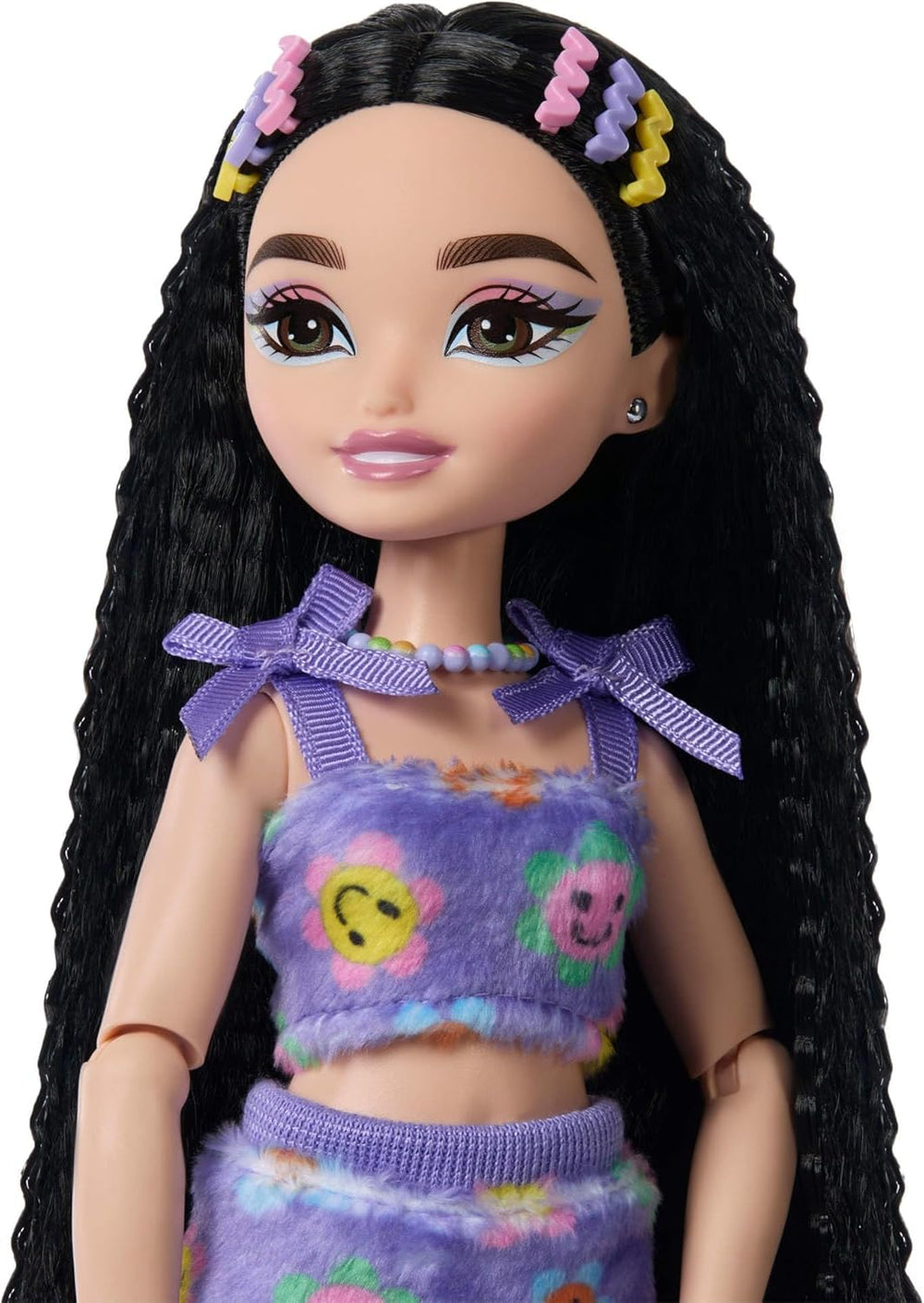 Dream Besties Poupée Barbie et accessoires, poupée Barbie Renee tendance avec patinage à roulettes et cheveux noirs, 12 accessoires thématiques avec vidéos et nourriture, JFX99