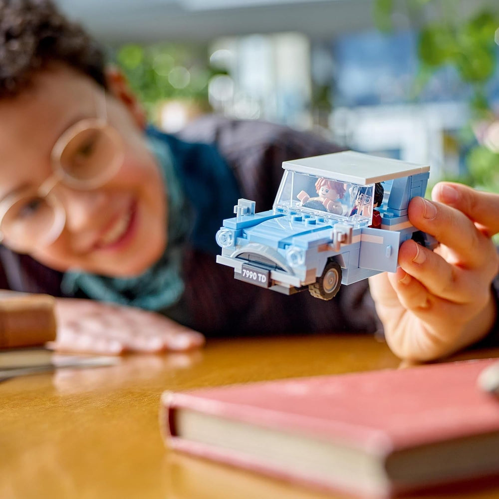 LEGO Harry Potter Fliegender Ford Anglia, baubares Spielzeug-Auto für Kinder, Geschenk für Jungs, Mädchen und alle Fans ab 7 Jahren, Set mit 2 Mini-Figuren inkl. Ron Weasley für Rollenspiele 76424