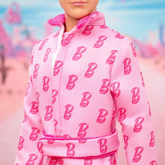 Barbie Le Film - Ken-Sammelpuppe, Ryan Gosling dans le rôle de Ken dans une combinaison rose avec impression "B", baskets blanches et bottes Inlineskates, JCP80