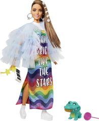 Barbie GYJ78 - Extra Puppe, Regenbogenkleid, Blaue Rüschenjacke, Haustier-Krokodil, Lange brune Haare, mehrlagiges Outfit, Accessoires, Flexible Gelenke, Spielzeug Geschenk für Kinder ab 3 Jahren