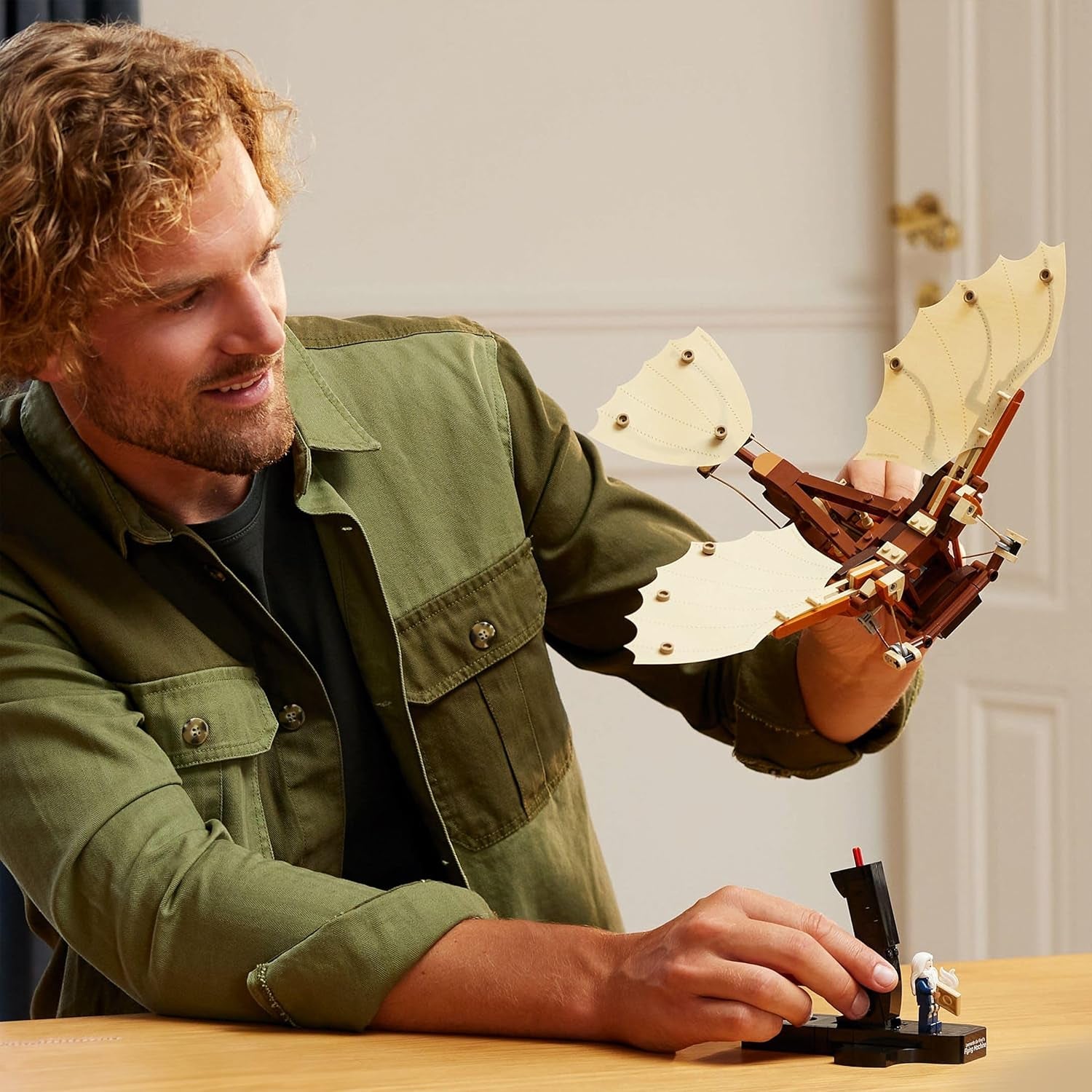 LEGO Icons Leonardo da Vincis Fluggerät mit schlagenden Flügeln - Incluant Minifigure & Ständer - Bauset für Erwachsene - Deko-Set für Zuhause - Giftidee - 10363