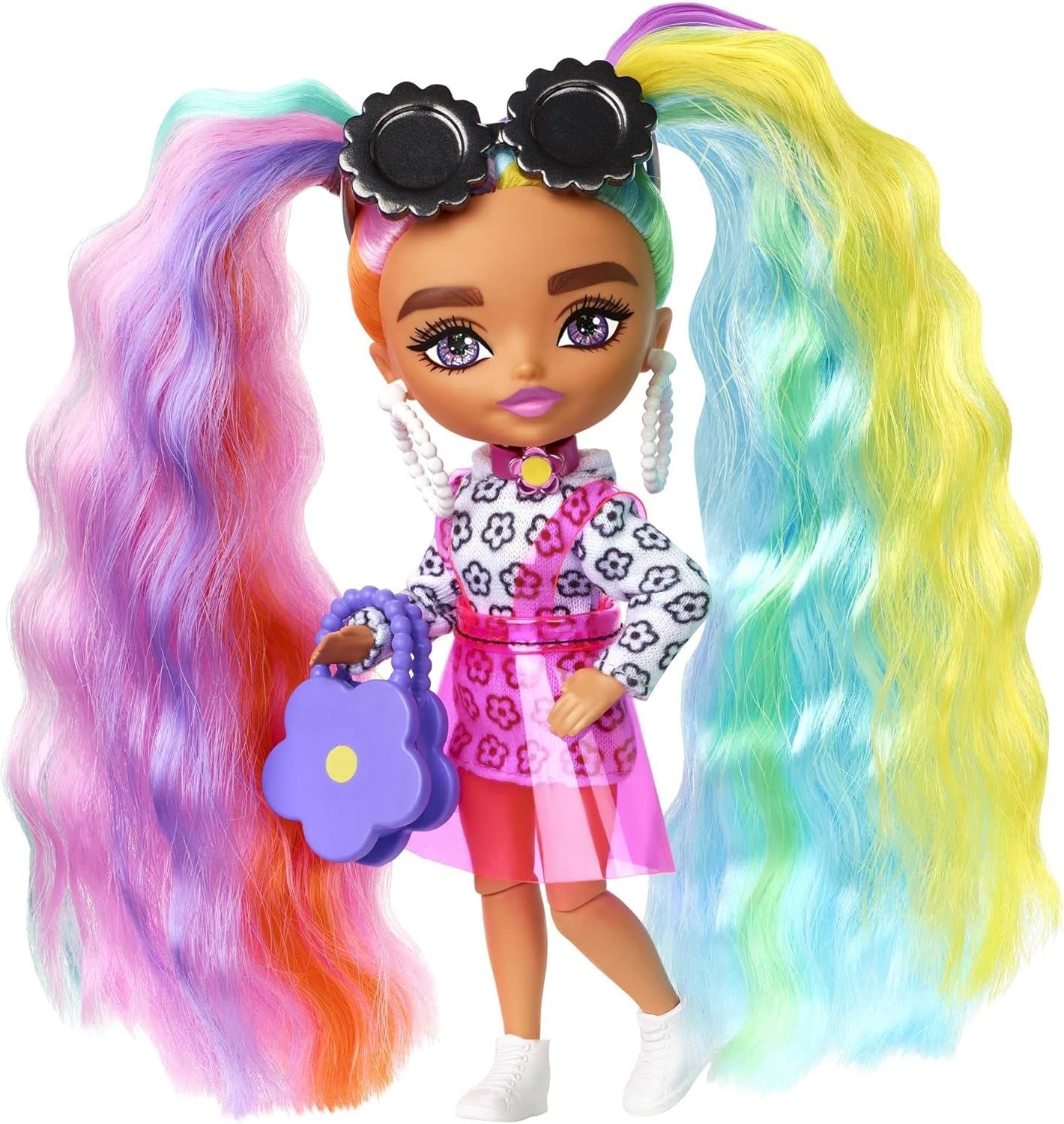 Barbie HGP65 - Extra Minis Puppe (ca 14 cm), trägt 2-teilige Mode mit Emoji-Druck, mit Puppenständer und Zubehör wie Sonnenbrille und Geldbörse, Puppen Spielzeug für Kinder ab 3 Jahren