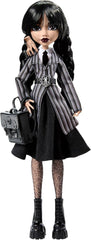 Monster High Wednesday Puppe et Accessoires, Wednesday Addams Sammelfigur in Nevermore Academy Uniform mit Eiskaltem Händchen und Rucksack, Puppenständer, HXJ04