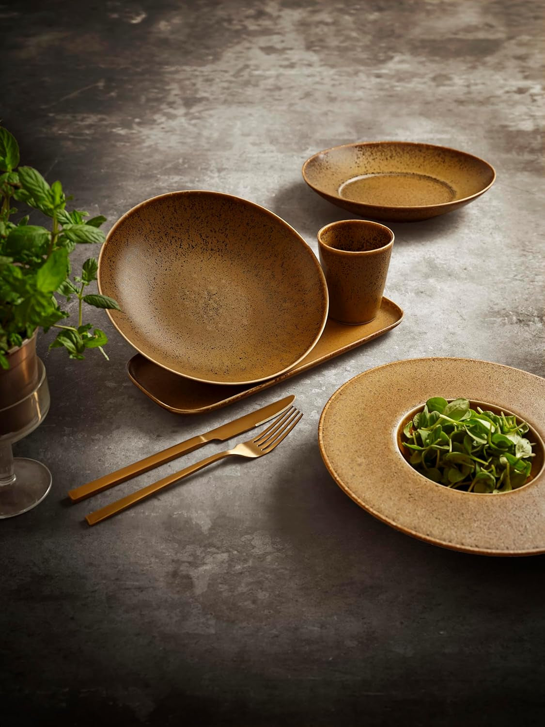 MÄSER 935273 Grumpy, Geschirrservice Made in Portugal, Hochwertiges 8-Teiliges Kombi-Geschirr Set; Teller, Gourmetteller Und Schüssel Mit Reaktivglasur in Edel Schimmerndem Gold Braun, Porzellan Seturi vesela masa Naty Shop