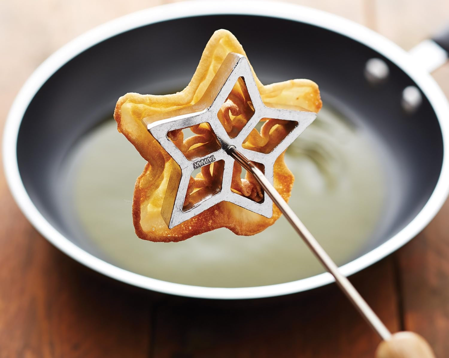 KitchenCraft Home Made Rosette Set 3 Pièces Gaufrier Décorations de Gâteaux Emporte-pièces Cercle/Fleur/Étoile Emporte-pièce Aluminium Argent 28 x 28 x 30 cm