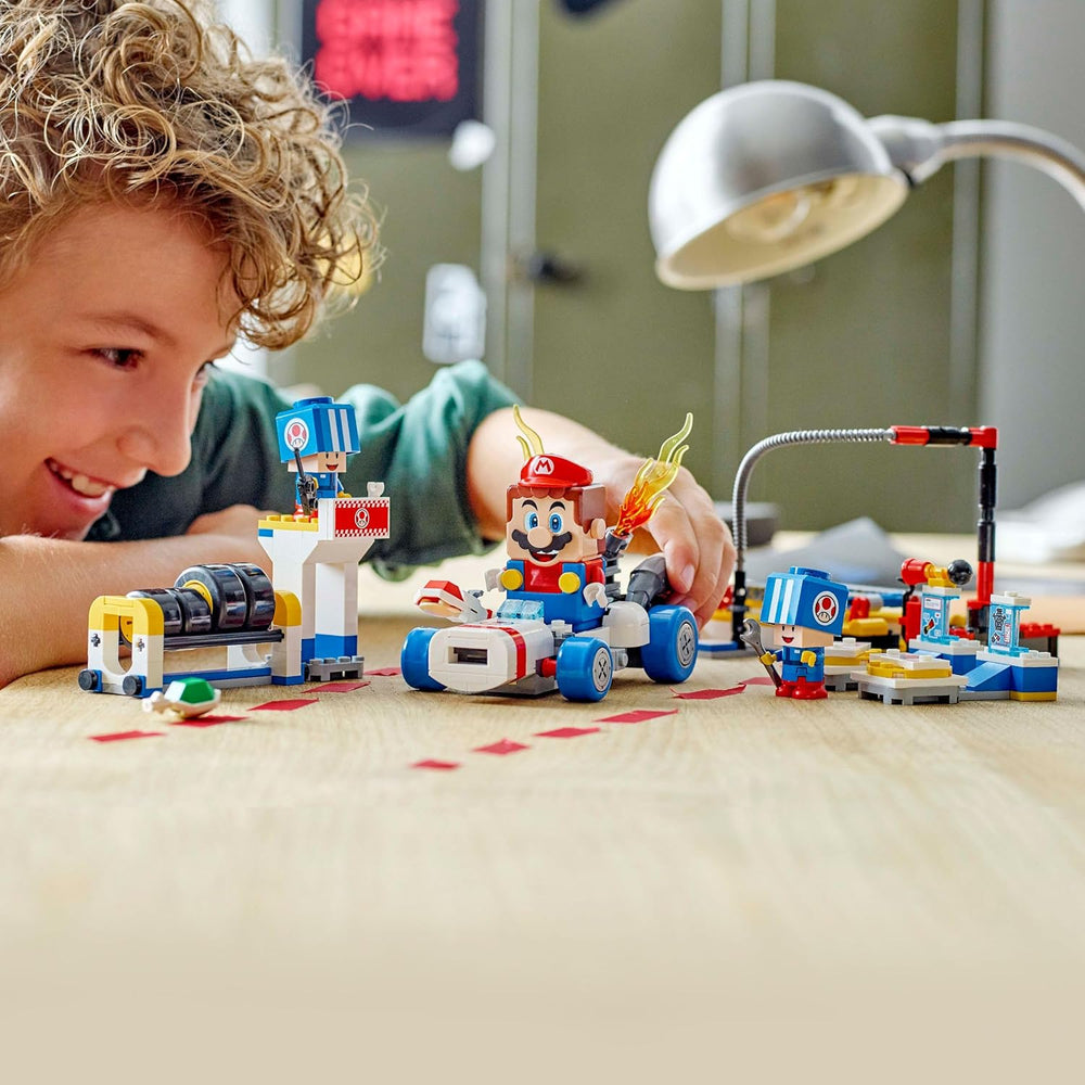 LEGO Super Mario : Mario Kart – Ensemble de garage de Toad, jouet mécanique Nintendo avec 2 figurines de personnage de crapaud bleu pour un jeu indépendant, cadeau d'anniversaire pour garçons, filles et joueurs âgés de 8 ans et plus 72035