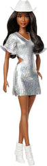 Barbie Fashionistas-Puppe Nr. 239 mit schwarzem Haar und glitzerndem Fransenkleid in Silber mit Western-Accessoires wie Cowboyhut und Stiefeln, HYT95