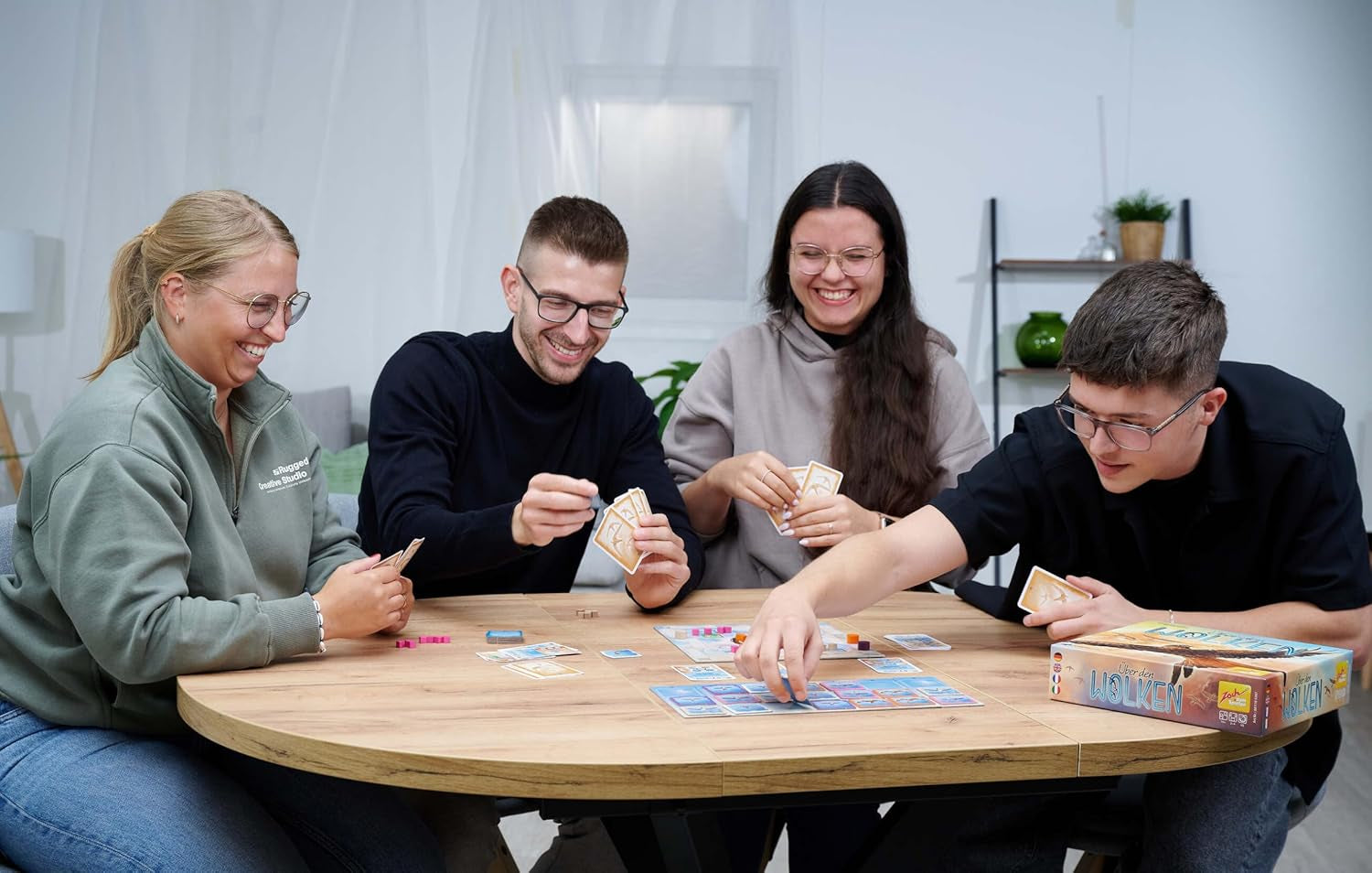 Zoch Above the Clouds - une course stratégique d'oiseaux migrateurs avec des cartes de manœuvre, des formations de vol intéressantes, un timing intelligent, un jeu de société pour les amateurs de stratégie et les familles, les enfants et les adultes à partir de 10 ans