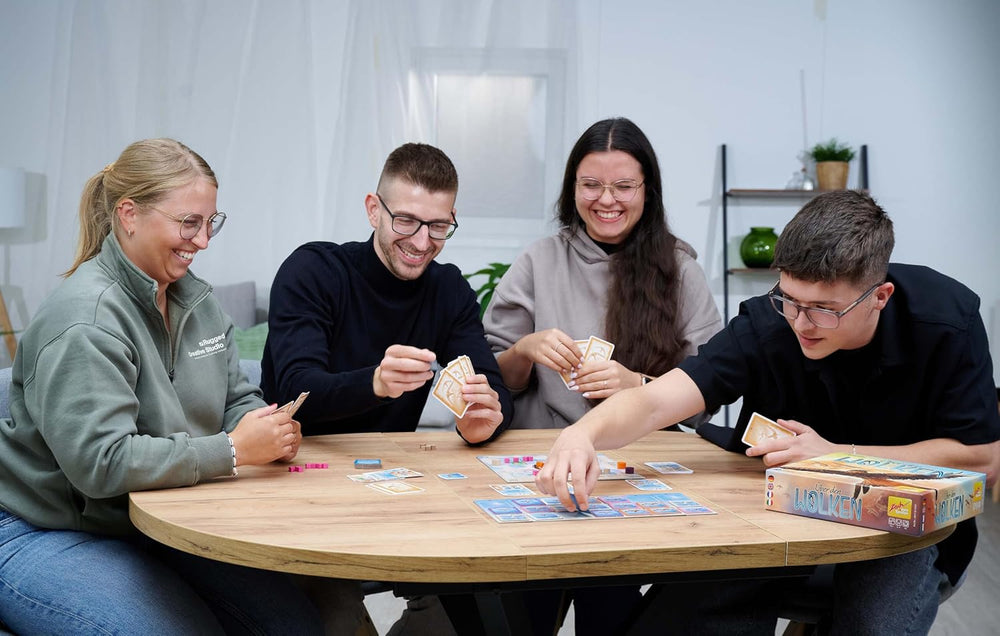 Zoch Above the Clouds - une course stratégique d'oiseaux migrateurs avec des cartes de manœuvre, des formations de vol intéressantes, un timing intelligent, un jeu de société pour les amateurs de stratégie et les familles, les enfants et les adultes à partir de 10 ans