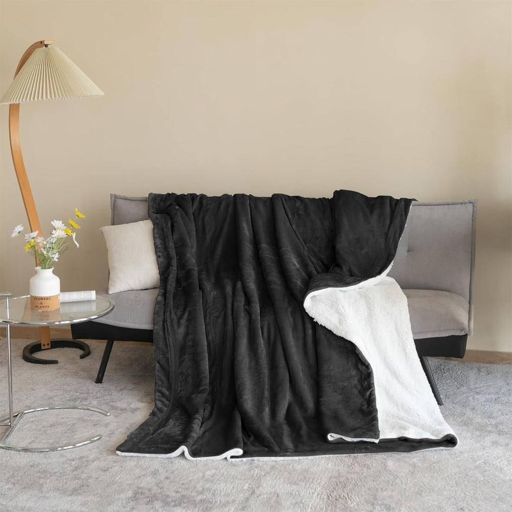Couverture douillette 150 x 200 cm en polaire noire - Couverture Sherpa de vie - Couverture de canapé chaude et douce pour l'hiver (noir, 150 x 200 cm) Good Nite Beds and Couvertures