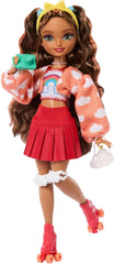 Barbie Dream Besties Puppe und Accessoires, bewegliche Barbie Teresa Rollschuh-Modepuppe mit blondem Haar, 9 Zubehörteile zum Thema Videospiel, JFX98