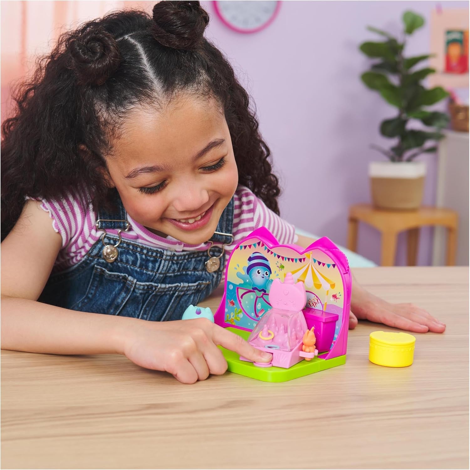 DREAMWORKS GABBY'S DOLLS HOUSE – Ensemble de jeu de chambre de luxe, salle de fête Kitty Narwhale, meubles et accessoires à thème, à partir de 3 ans
