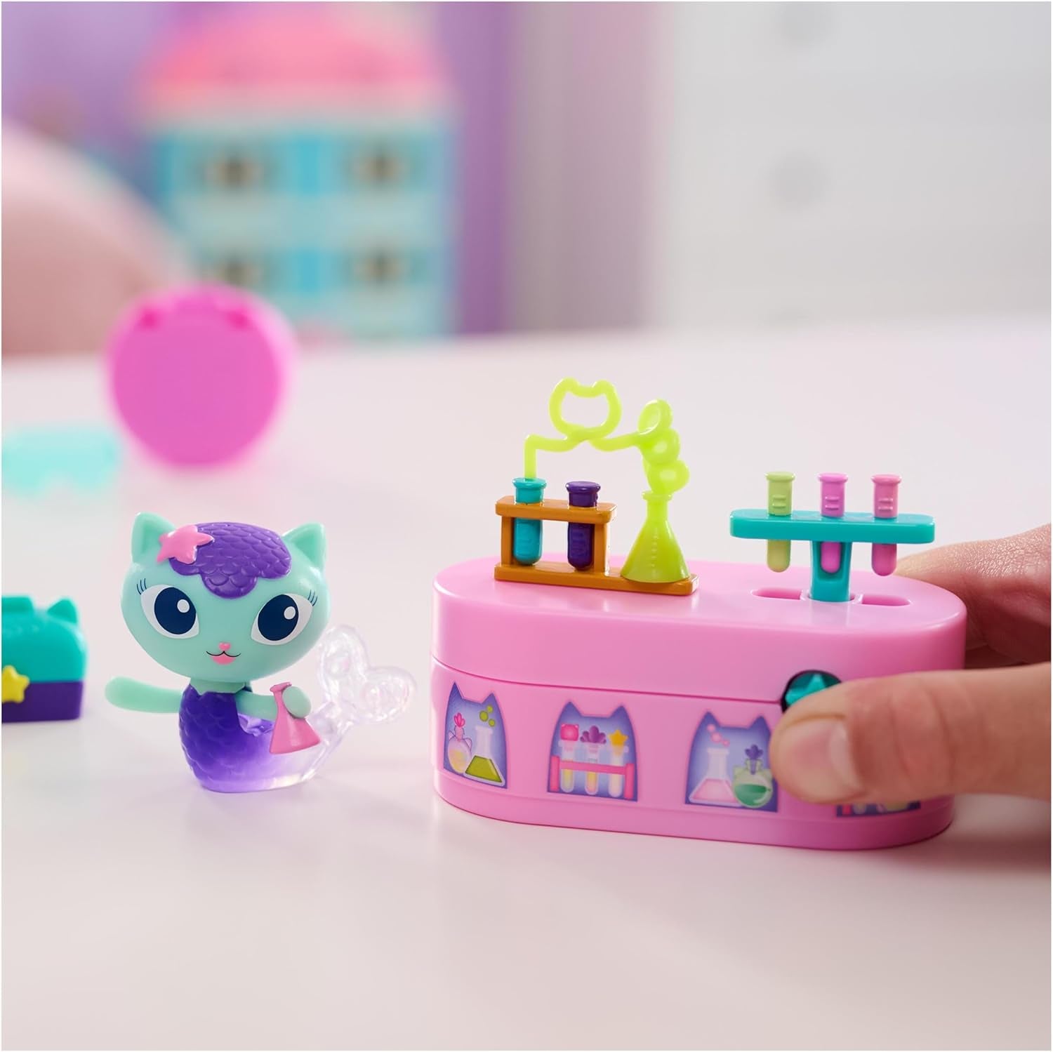 Gabby™S Dollhouse, Bobble Kitty Furniture Pack Of Meerkats, figură de pisică cu mobilier și accesorii pentru casa de păpuși, de la 3 ani Casute de papusi Naty Shop
